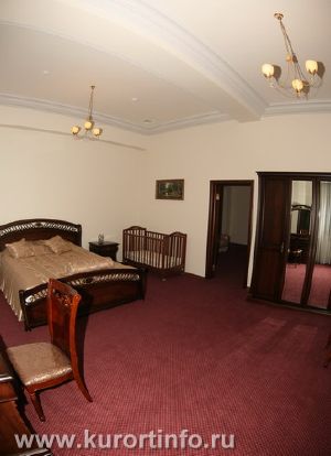 Кисловодск Курортный комплекс «Шахматный домик»  Двухместный двухкомнатный номер Спальная комната фото
